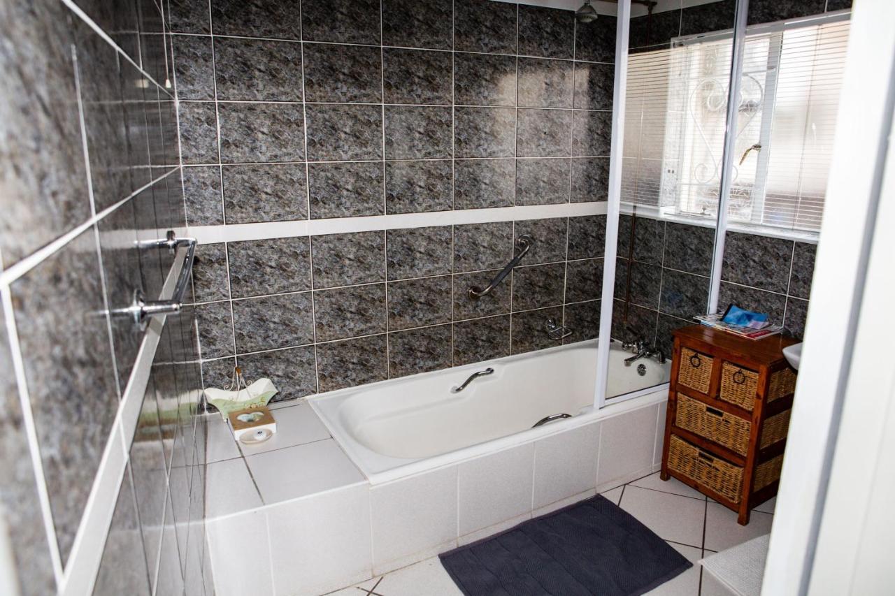 Woodpecker Guesthouse Фиксбург Екстериор снимка
