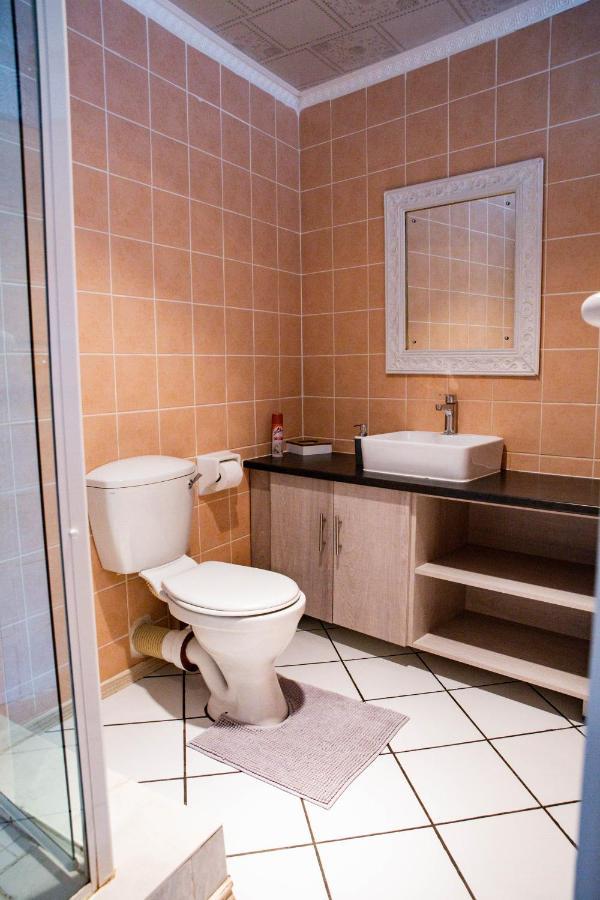 Woodpecker Guesthouse Фиксбург Екстериор снимка