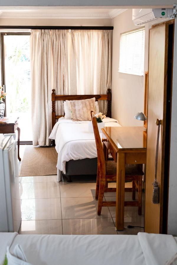 Woodpecker Guesthouse Фиксбург Екстериор снимка