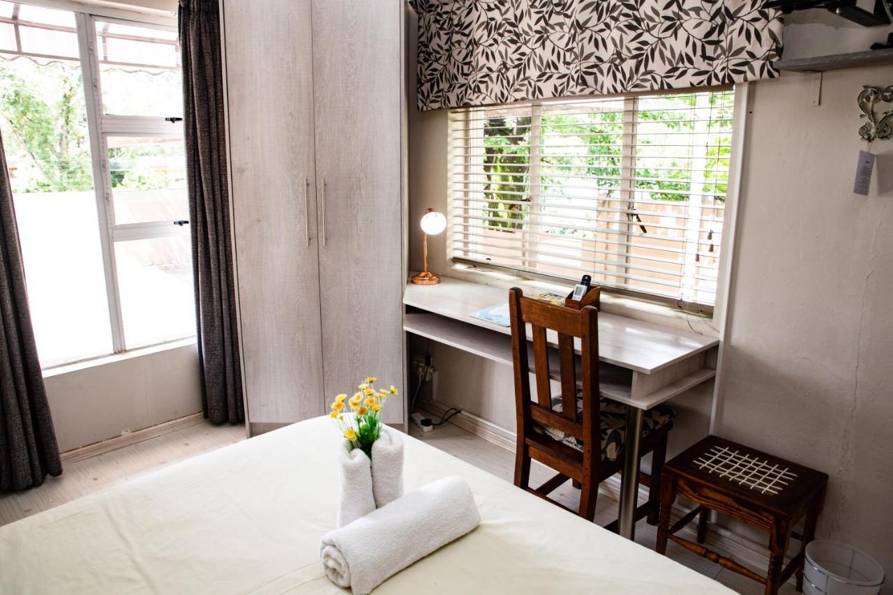 Woodpecker Guesthouse Фиксбург Екстериор снимка