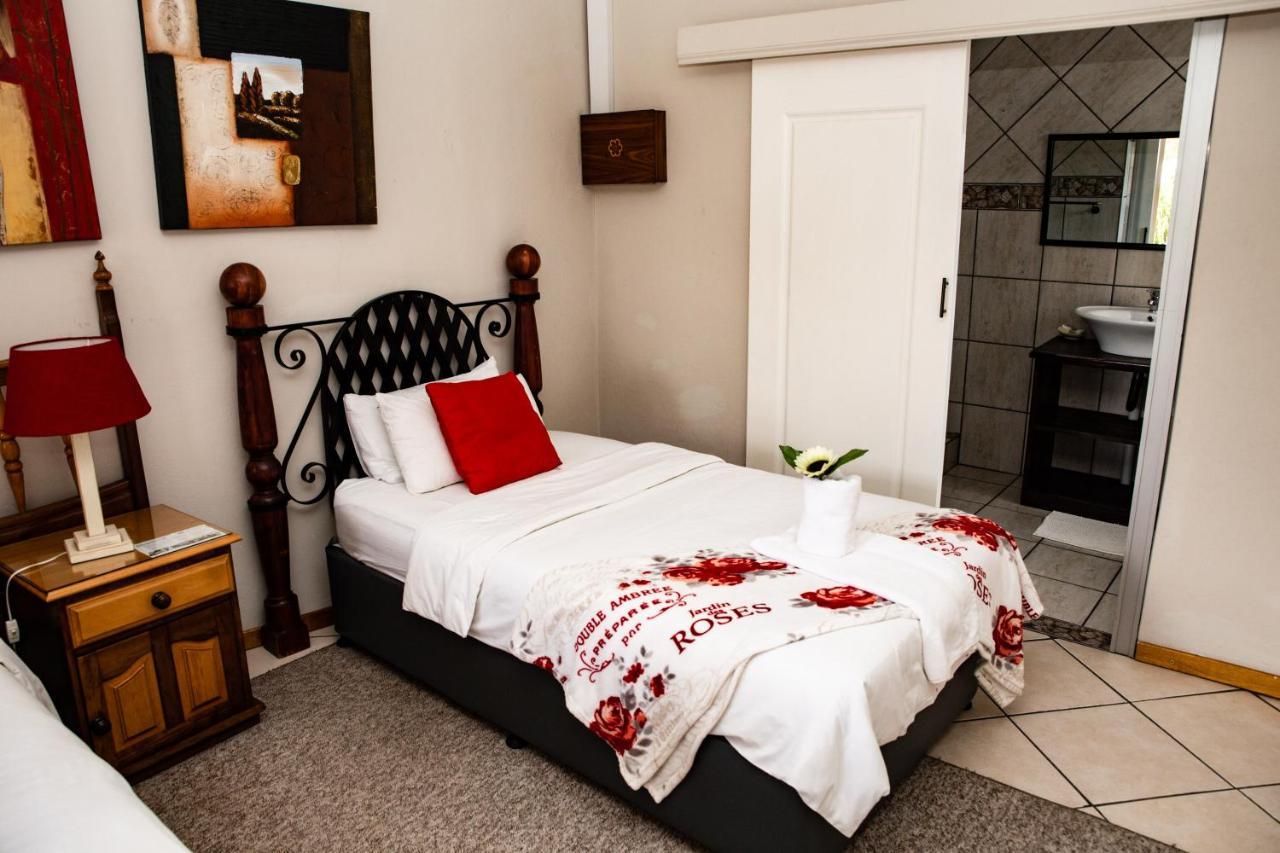 Woodpecker Guesthouse Фиксбург Екстериор снимка