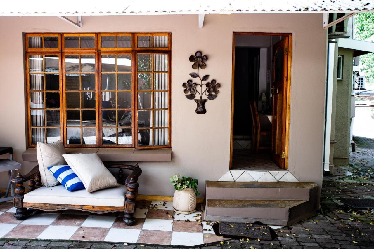 Woodpecker Guesthouse Фиксбург Екстериор снимка