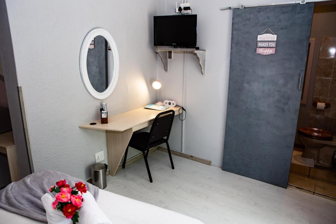 Woodpecker Guesthouse Фиксбург Екстериор снимка