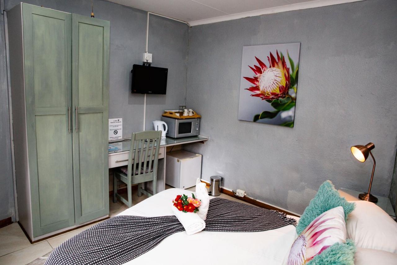 Woodpecker Guesthouse Фиксбург Екстериор снимка